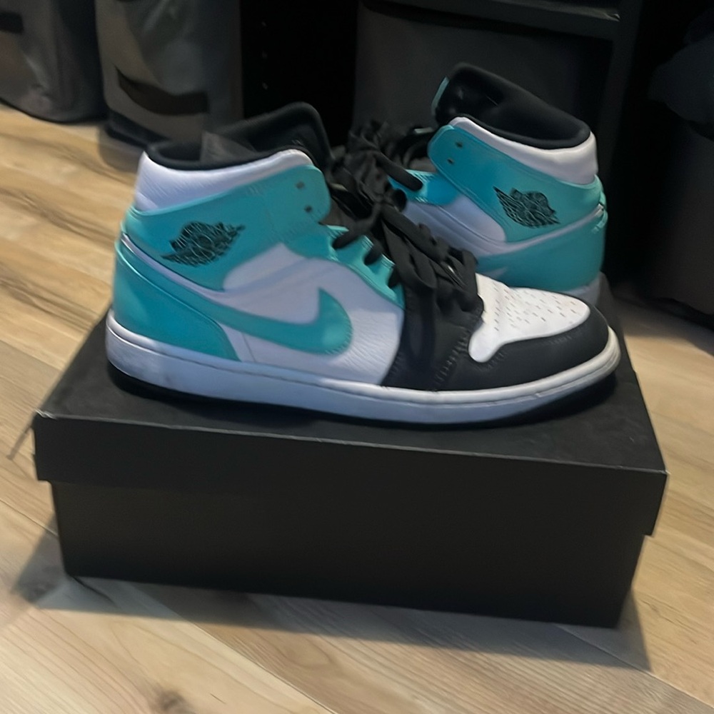 Jordan 1 Mid Tropical Twist Igloo
